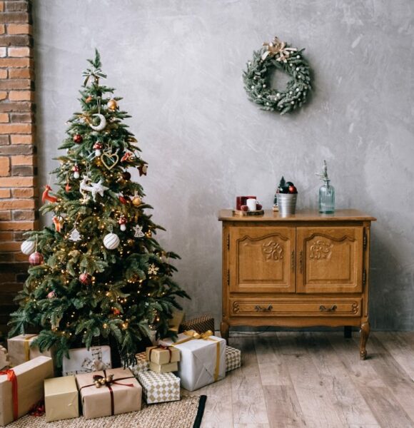 How to Declutter & Decorate Your Home for Christmas on a Budget