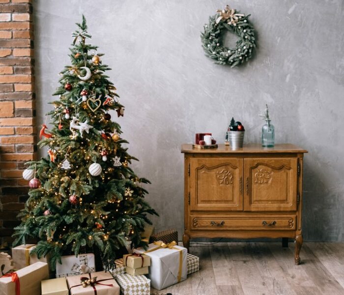 How to Declutter & Decorate Your Home for Christmas on a Budget