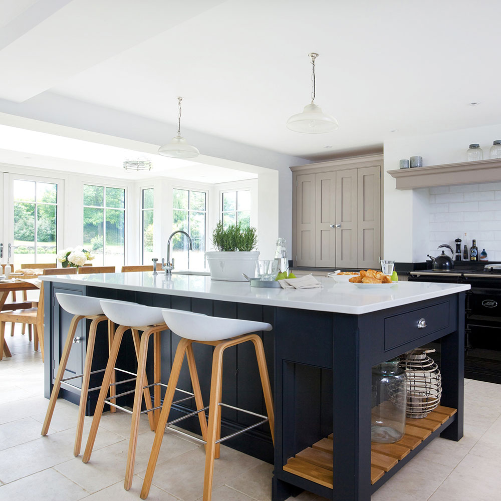 Choosing the right pendant lights for your kitchen island